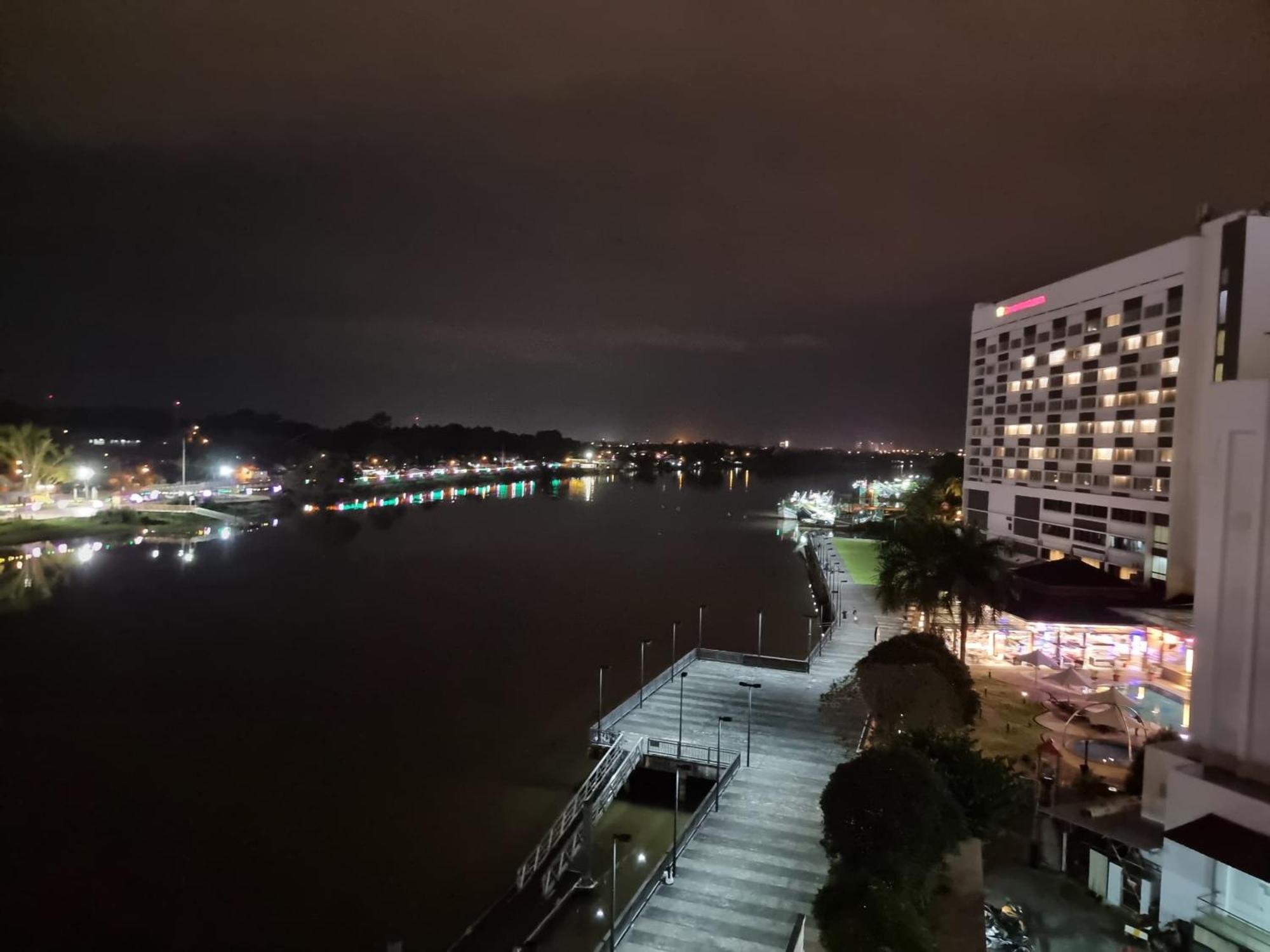 Cozzzy Hut Riverbank Suites Kuching With Spectacular River View 外观 照片