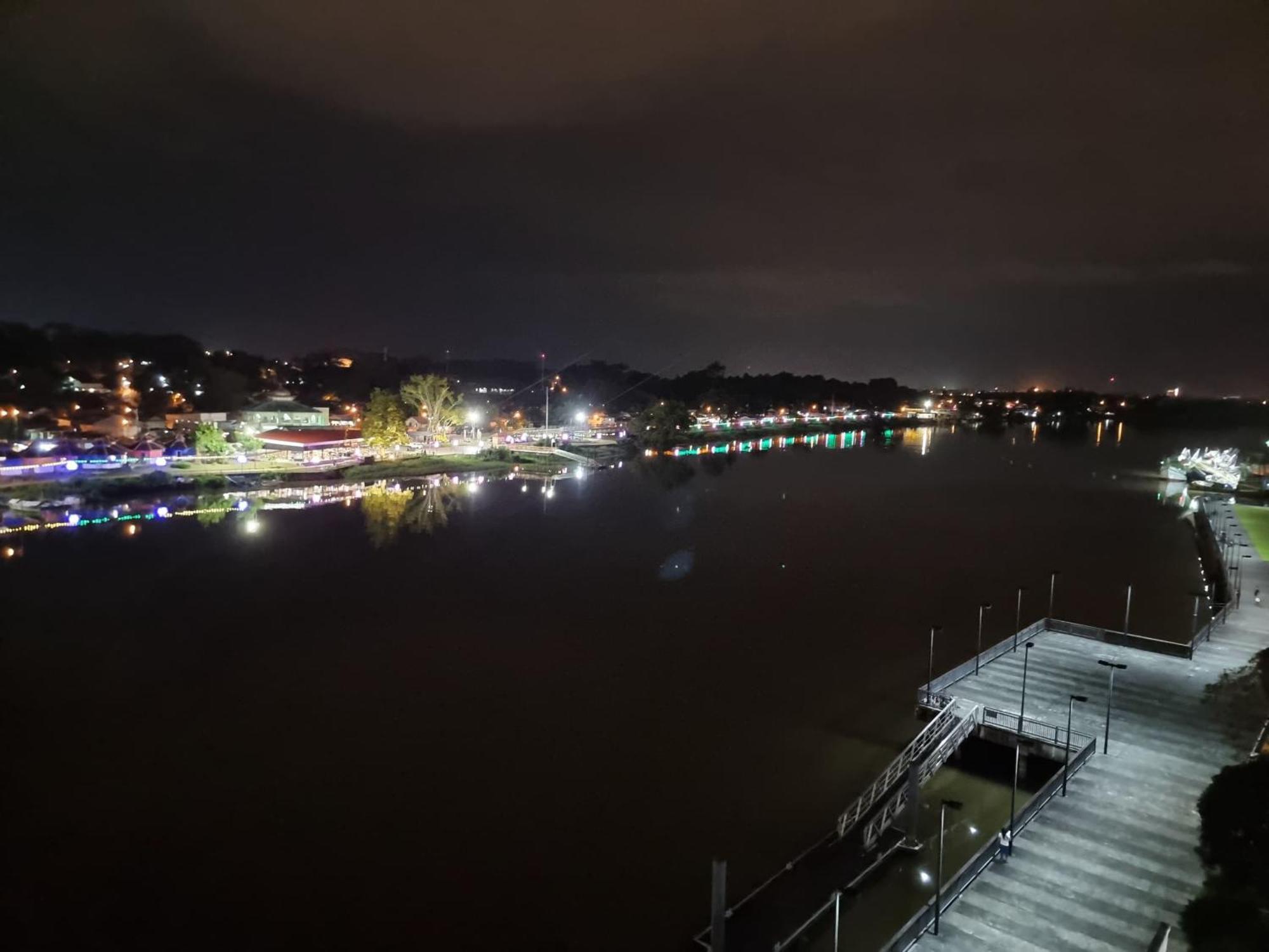 Cozzzy Hut Riverbank Suites Kuching With Spectacular River View 外观 照片