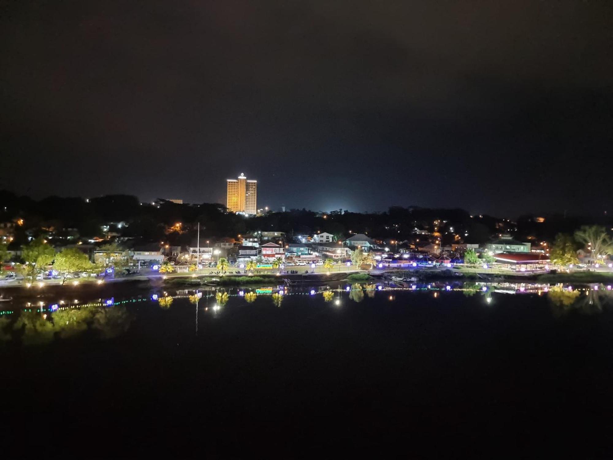 Cozzzy Hut Riverbank Suites Kuching With Spectacular River View 外观 照片