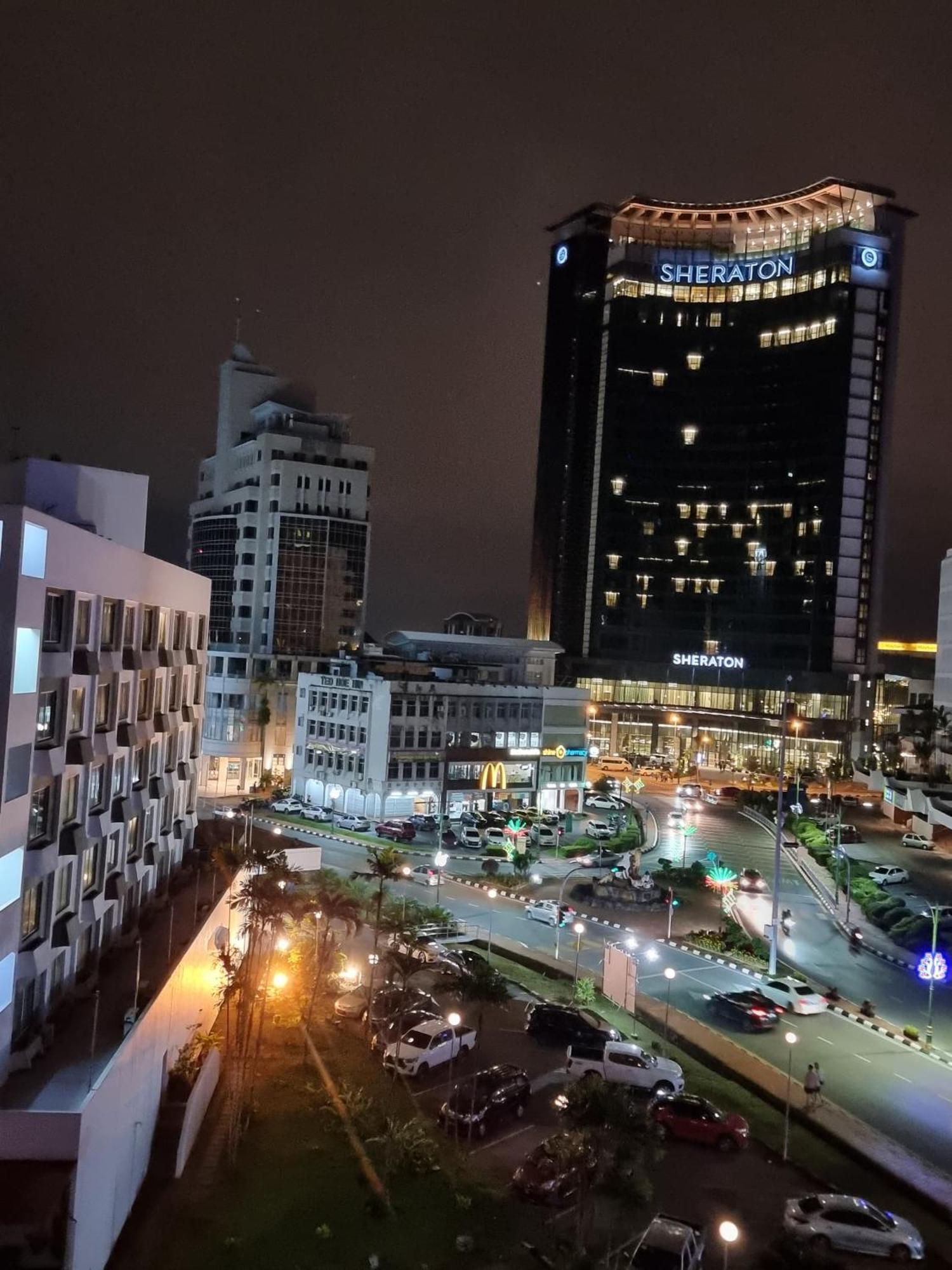 Cozzzy Hut Riverbank Suites Kuching With Spectacular River View 外观 照片