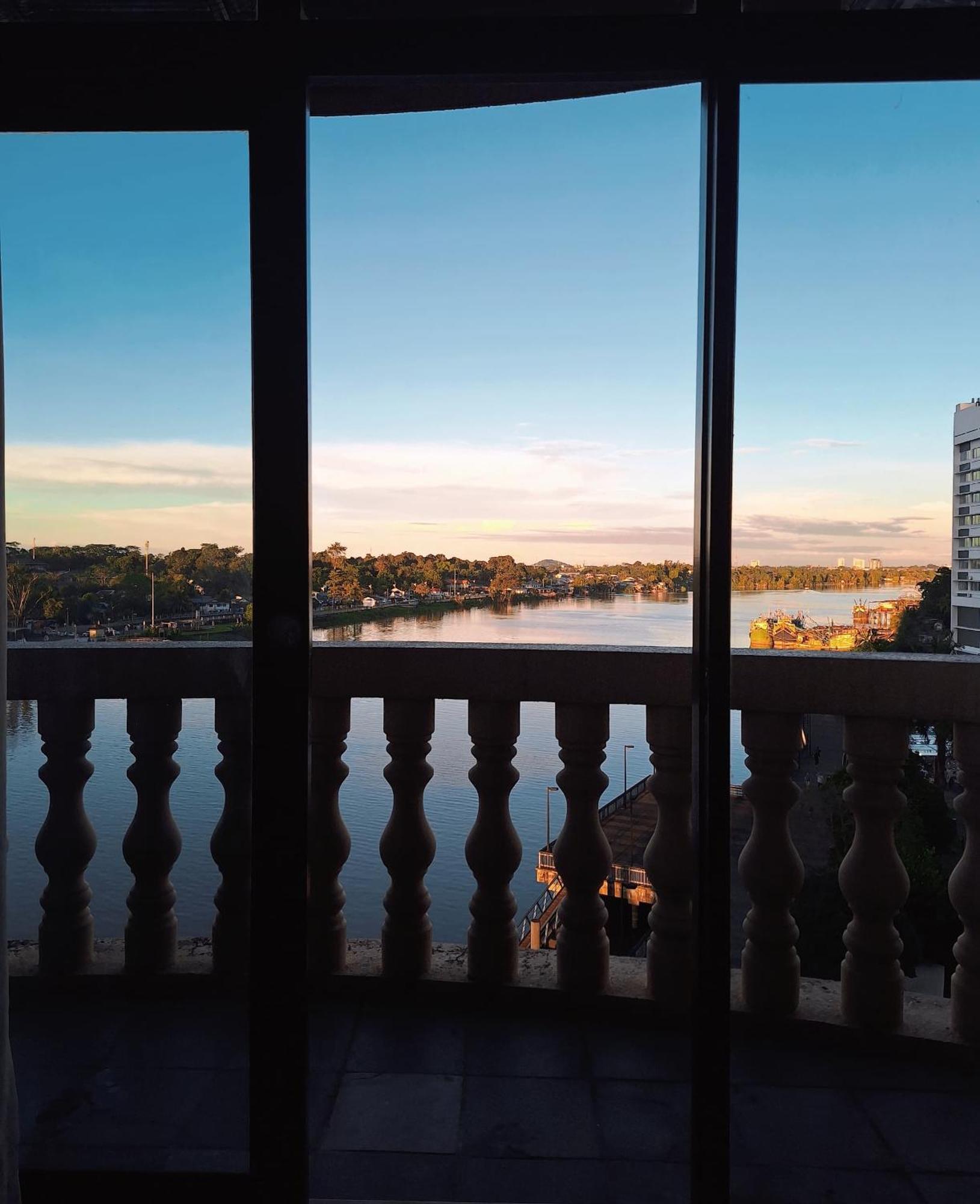 Cozzzy Hut Riverbank Suites Kuching With Spectacular River View 外观 照片