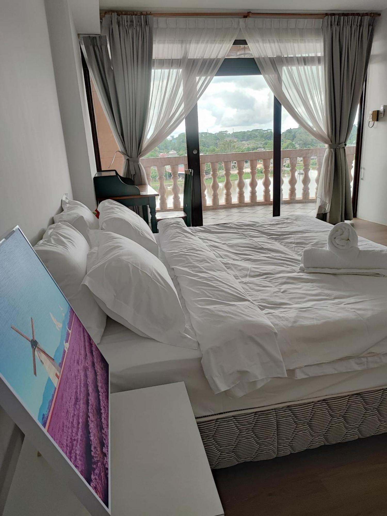 Cozzzy Hut Riverbank Suites Kuching With Spectacular River View 外观 照片